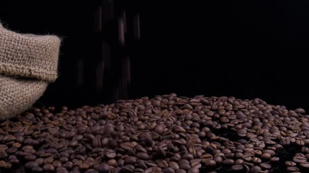 Donkere koffiekorrels. Koffiebonen. Mooie zaden van koffie. — Stockvideo