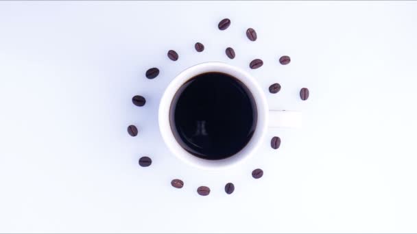 Masanın üzerinde beyaz bir fincan kahve. — Stok video