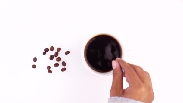 Vue du dessus du café de direction de main de personne dans une tasse avec la cuillère — Video