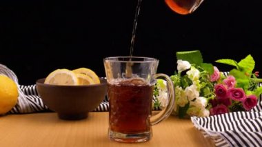 Tatlı ve sıcak içecek. Limon dilimleri. Çay zamanı..