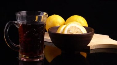 Tatlı ve sıcak içecek. Limon dilimleri. Çay zamanı..