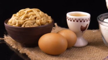 Erişte yapıyorum. Yumurta ve unla kasede erişte.