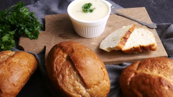 Pão rústico e sopa de cogumelos na mesa — Vídeo de Stock