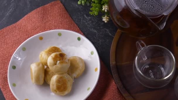 Du thé est versé dans une tasse à thé. Dessert et boisson chaude . — Video