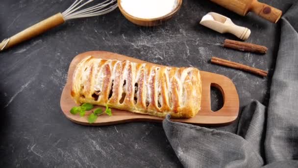 Hecho en casa muy sabroso pastel de manzana, sabroso pastel de manzana en la tabla de cortar — Vídeo de stock