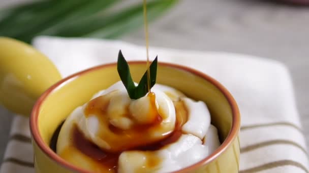 Slow motion close up of porridge breakfast — Stock Video