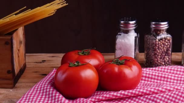 Veganistische pasta ingrediënten op houten tafel — Stockvideo