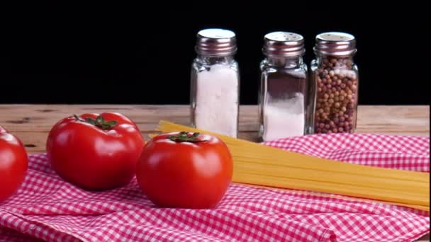 Veganské těstoviny ingredience na dřevěném stole — Stock video