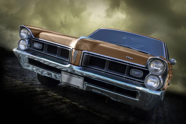 Pontiac Grand Prix 65 klasik araba. Renkli fotoğraf. Amerikan arabası. Retro. Vintage.