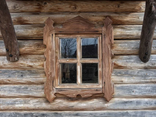 木の目に見える質感と素朴なスタイルの古い木製の窓 — ストック写真