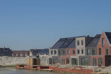 Dayanıklı enerji için bir çatısında güneş panelleri