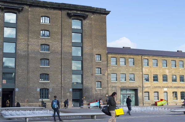 LONDRES, UK-FEBRERO 18: El Kings Cross Project es el área más grande de remodelación urbana en Europa, incluyendo la Universidad de las Artes, tiendas, viviendas y oficinas. 18 de febrero de 2016 en Londres Reino Unido — Foto de Stock