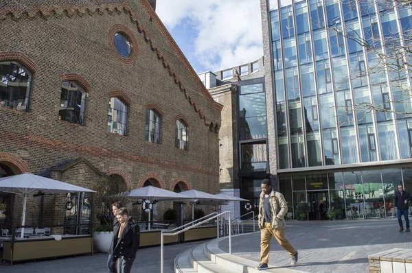 LONDRA, UK-FEBBRAIO 18: Il Kings Cross Project è la più grande area di riqualificazione urbana in Europa, tra cui l'Università per le Arti, negozi, abitazioni e uffici. — Foto Stock