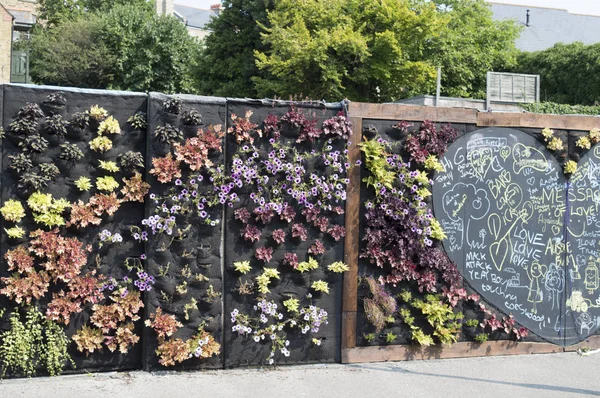 Margate, Egyesült Királyság-augusztus 27: Látogatók élvezhetik a hallgató fal projekt, amely egy közösség tétele projekt, amely támogatja a mentális egészség. A látogatók írni, vagy önkéntesek elolvasott üzeneteket. 2016. augusztus 27., Belfast, Egyesült Királyság Jogdíjmentes Stock Fotók
