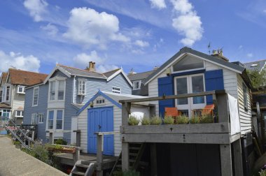 Whitstable, İngiltere-Temmuz 22: Whitstable deniz cephesi boyunca geleneksel hava bindik evlerin bir satır. Whitstable 2017 yılında özelliği etkin nokta adlandırılmıştır. 22 Temmuz 2017 Whitstable, Kent, İngiltere.