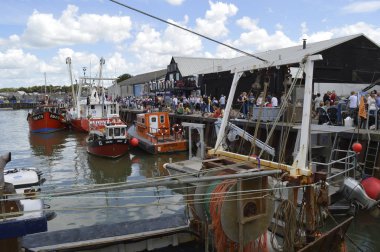 Whitstable, İngiltere-Temmuz 22:Visitors akın örnek limana yıllık Whitstable istiridye Festivali istiridye. 22 Temmuz 2017 yılında Whitstable kent İngiltere'de.