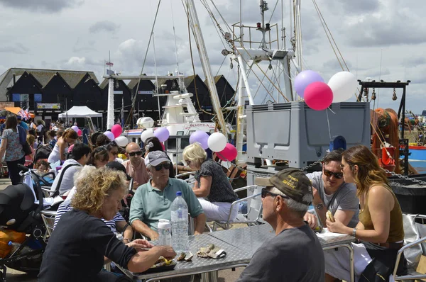 Whitstable, İngiltere-Temmuz 22:Visitors yıllık Whitstable istiridye Festivali'nde istiridye zevk liman başına oturmuş. 22 Temmuz 2017 yılında Whitstable kent İngiltere'de.
