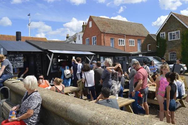 WHITSTABLE, UK-IULIE 22: Vizitatorii stau la coadă la una dintre multele puncte de vânzare a stridiilor, în timpul celebrului festival Oyster. 22 iulie 2017 în Whitstable, Kent, Marea Britanie . — Fotografie, imagine de stoc