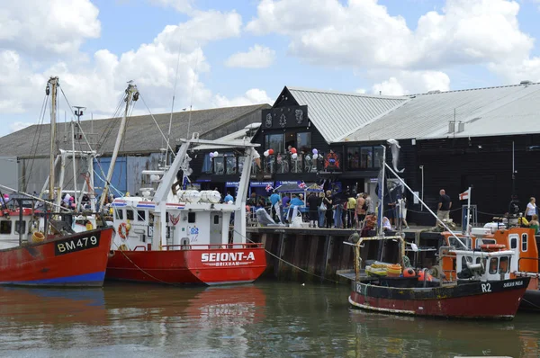 WHITSTABLE, UK-JULY 22:Visitors flock to the harbour to sample oysters in the annual Whitstable Oyster Festival. July 22, 2017 in Whitstable kent UK. — Stock Photo, Image