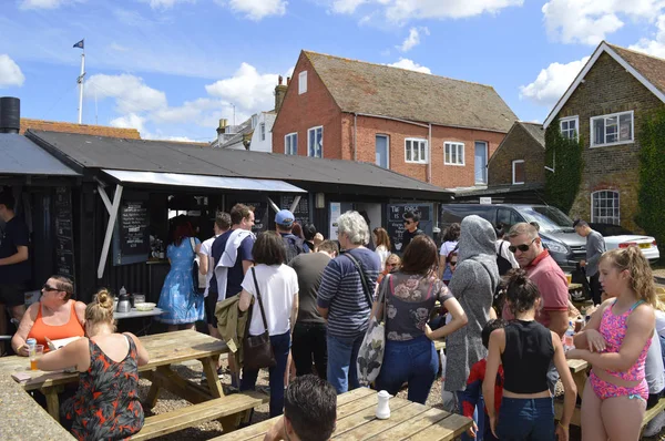 WHITSTABLE, UK-IULIE 22: Vizitatorii stau la coadă la una dintre multele puncte de vânzare a stridiilor, în timpul celebrului festival Oyster. 22 iulie 2017 în Whitstable, Kent, Marea Britanie . — Fotografie, imagine de stoc