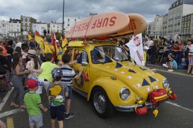 Margate, İngiltere-Ağustos 6: Çocuk Thanet vesilesiyle zevk kalabalıklar tarafından izledim yıllık Margate karnaval geçit katılan cankurtaranlar selamlıyorum. 6 Ağustos 2017 Margate, Kent İngiltere'de