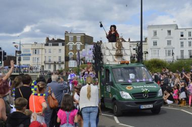 Margate, İngiltere-Ağustos 6: Bir renkli bir şekilde dekore edilmiş float ve sokak astar kalabalıklar tarafından izledim yıllık Margate karnaval geçit kostümlü performans alın kısmında. 6 Ağustos 2017 Margate, Kent İngiltere'de