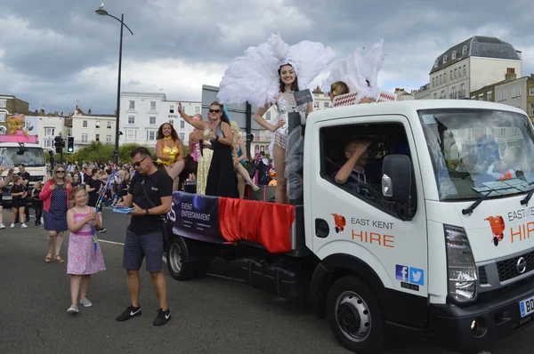 MARGATE, Reino Unido-6 de agosto: Bailarines disfrazados cabalgan en una de las carrozas que participan en el desfile anual del Carnaval de Margate, observado por las multitudes que disfrutan del evento. agosto 6, 2017 Margate, Kent Reino Unido —  Fotos de Stock