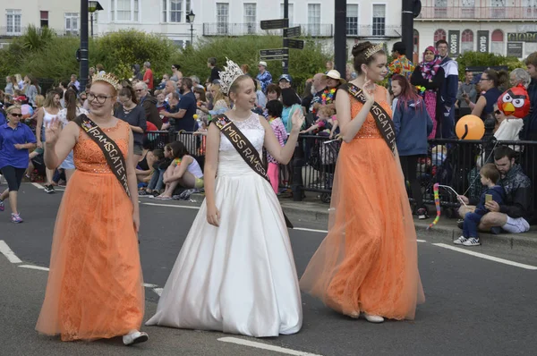 Маргейт, Великобритания-6 августа: Королева карнавала мисс Рамсгейт и принцессы принимают участие в ежегодном карнавальном параде Маргейт, наблюдая за толпами, выстроившимися вдоль улиц. 6 августа 2017 г. Маргейт, Кент, Великобритания — стоковое фото
