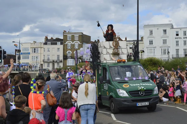 Margate, İngiltere-Ağustos 6: Bir renkli bir şekilde dekore edilmiş float ve sokak astar kalabalıklar tarafından izledim yıllık Margate karnaval geçit kostümlü performans alın kısmında. 6 Ağustos 2017 Margate, Kent İngiltere'de