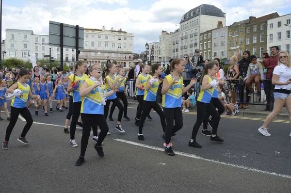 MARGATE, UK-August 6: Children take part in dance troupes during the annual Margate Carnival parade, watched by crowds lining the streets. 6 августа 2017 г. Маргейт, Кент, Великобритания — стоковое фото