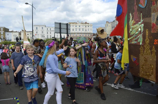 MARGATE, Reino Unido-6 de agosto: Artistas disfrazados de colores participan en el carnaval anual de Margate observado por multitudes que bordean las calles. agosto 6, 2017 Margate, Kent — Foto de Stock