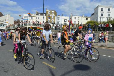 Margate, İngiltere-Ağustos 12: Bicyclists renkli Gay Pride Parade, yıllık Margate gururu Festivali birleştirmedir. 12 Ağustos 2017 Margate, İngiltere.