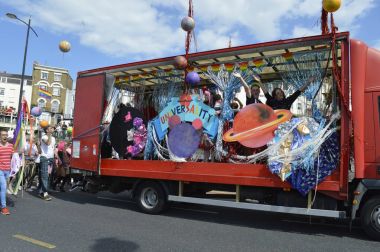 Margate, İngiltere-Ağustos 12: Margate gururu Festivali kostümlü insanlar alır bölümüyle birlikte bir float. 12 Ağustos 2017 Margate, İngiltere.