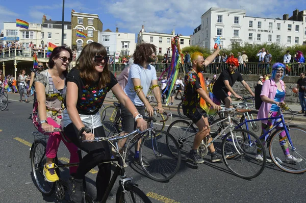 Margate, İngiltere-Ağustos 12: Bicyclists, bazı kostüm renkli Eşcinsel gurur geçit, yıllık Margate gurur festivalin bir parçası katılmaktadır. 12 Ağustos 2017 Margate, İngiltere.