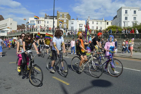 MARGATE, UK-AUGUST 12: Велосипедисты участвуют в красочном гей-параде, который является частью ежегодного фестиваля Margate Pride. 12 августа 2017 года в Маргейте, Великобритания . — стоковое фото