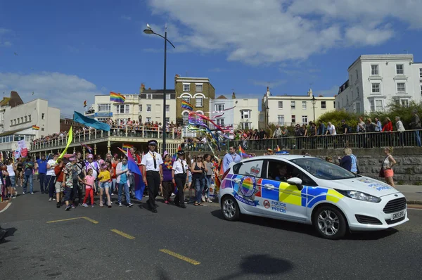 Маргейт, Великобритания-12 августа: Полицейская машина и полицейские принимают участие в ярком гей-параде, который проходит в рамках ежегодного фестиваля Margate Pride. 12 августа 2017 года в Маргейте, Великобритания . — стоковое фото
