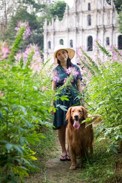 Mädchen und Golden Retriever — Stockfoto