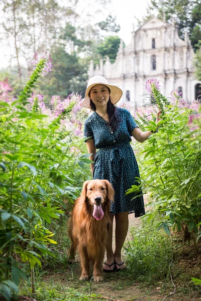 Girls and golden retriever — Stock Photo, Image