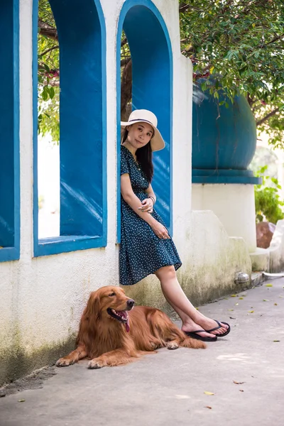 Meninas e golden retriever — Fotografia de Stock