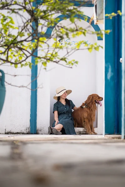 Ragazze e golden retriever — Foto Stock