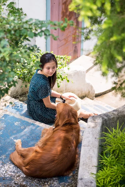 Chicas y golden retriever — Foto de Stock