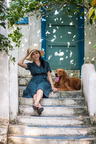 Girls and golden retriever — Stock Photo, Image