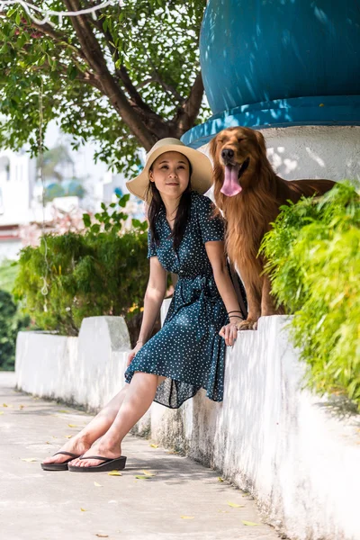 Meninas e golden retriever — Fotografia de Stock