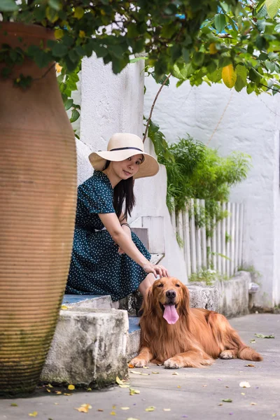 Chicas y golden retriever — Foto de Stock