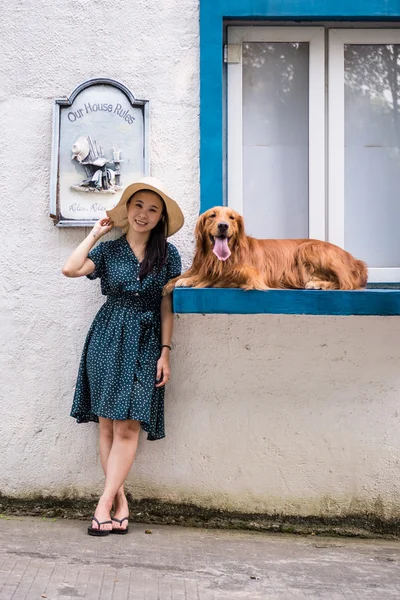 Chicas y golden retriever — Foto de Stock