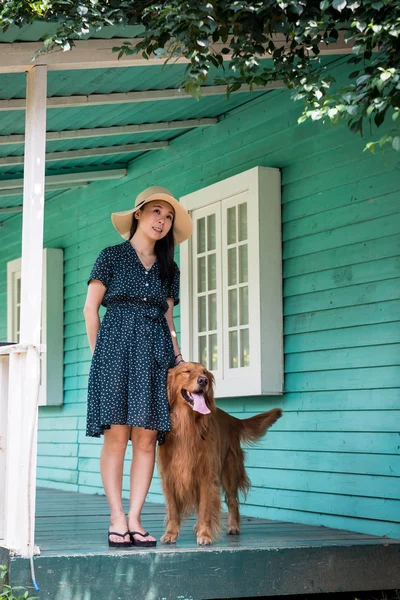 Meisjes en gouden retriever — Stockfoto