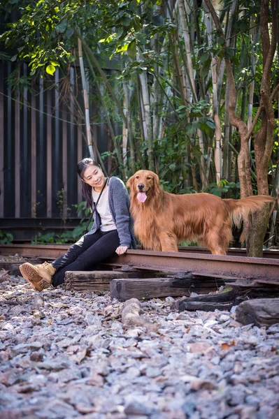 Ragazze e golden retriever — Foto Stock