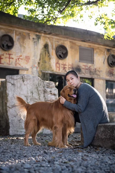 Ragazze e golden retriever — Foto Stock