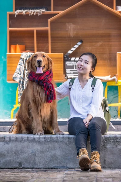 Ragazze e golden retriever — Foto Stock