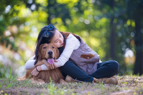 Girls and golden retrievers — Stock Photo, Image